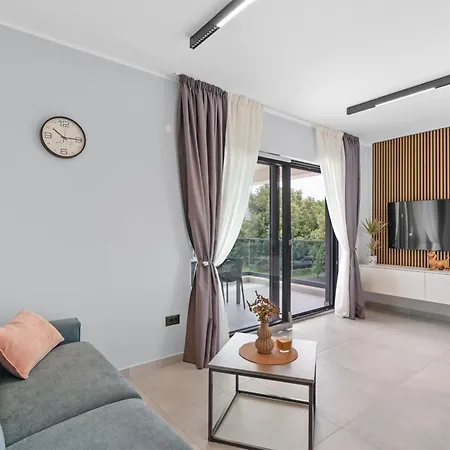 Alex Luxury 4* רוביני