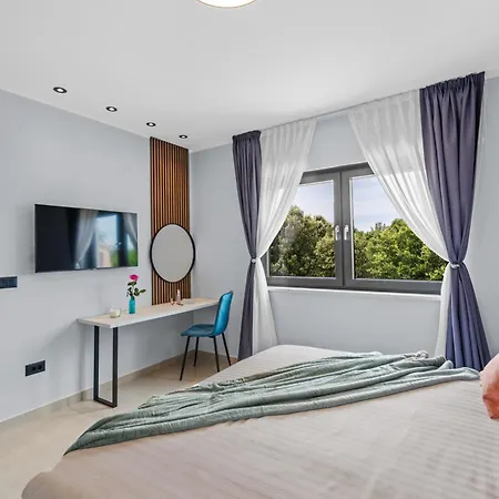 בית הארחה Alex Luxury 4*