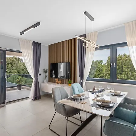 Alex Luxury בית הארחה