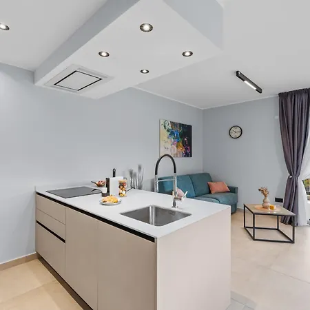 Alex Luxury 4* רוביני